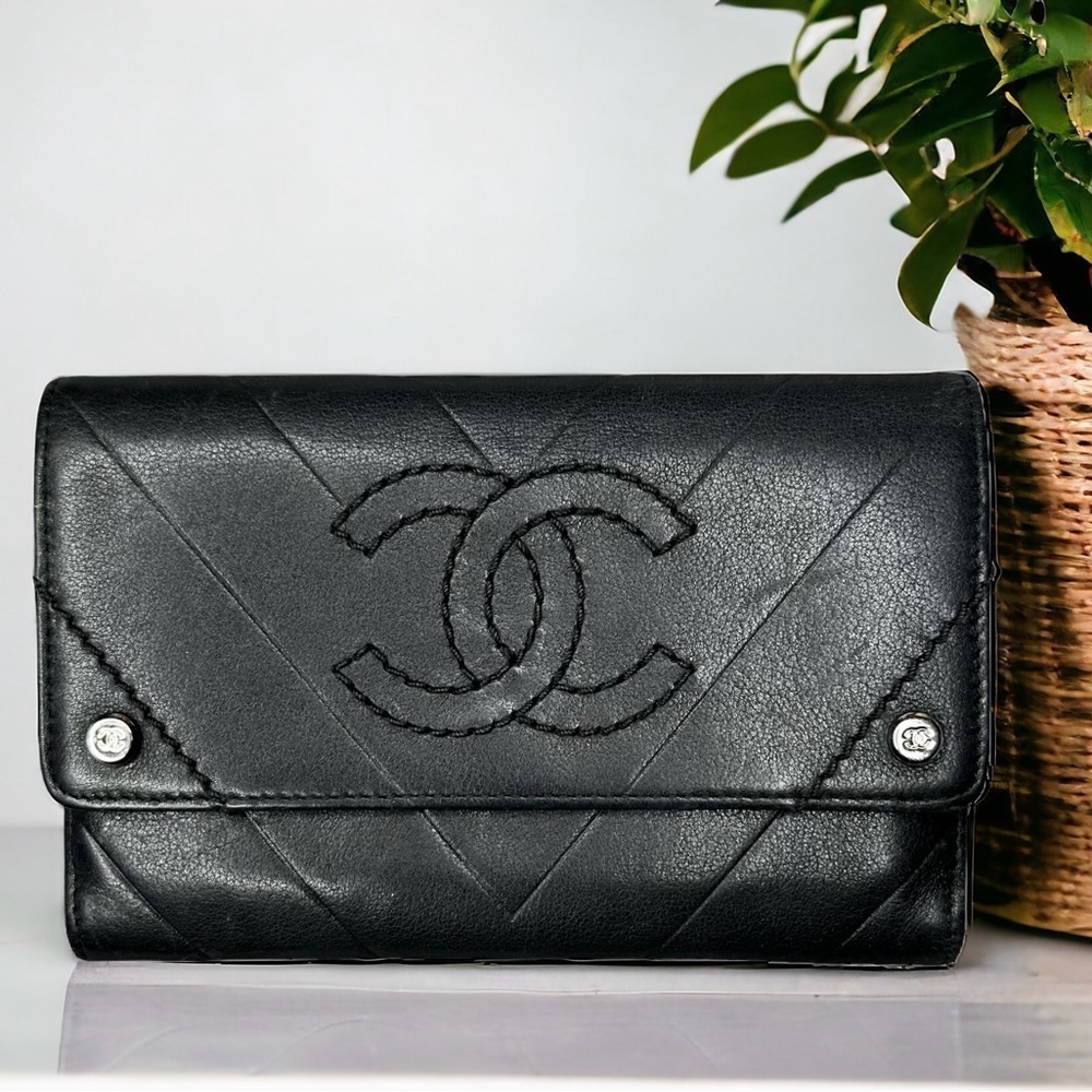 Authentic CHANEL Black Quilted Chevron Lambskin Leather CC Button Wallet Clutch